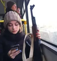 乌克兰女孩保家卫国，带AK47坐公交？骗你的